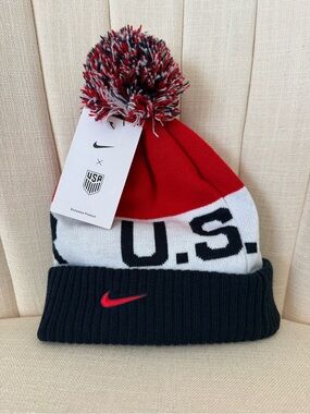 NWT Nike US SOCCER USA Pom Beanie red white blue NEW classic stripe